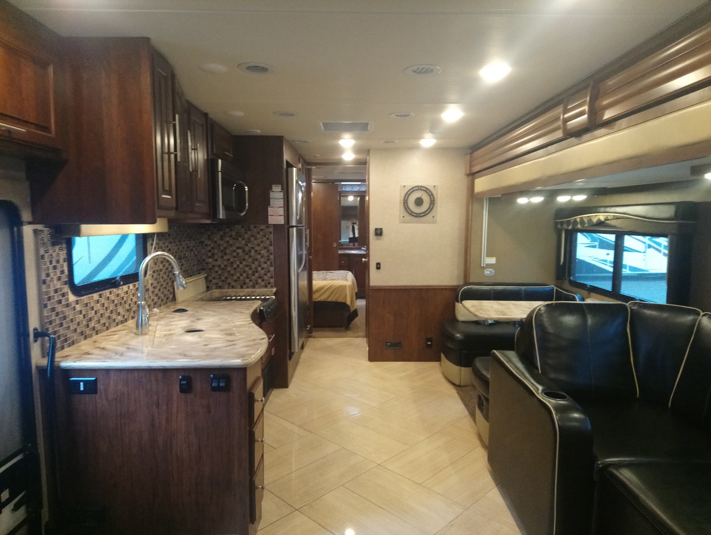 MHLUX motor home travel canada interieur camper bank en keuken