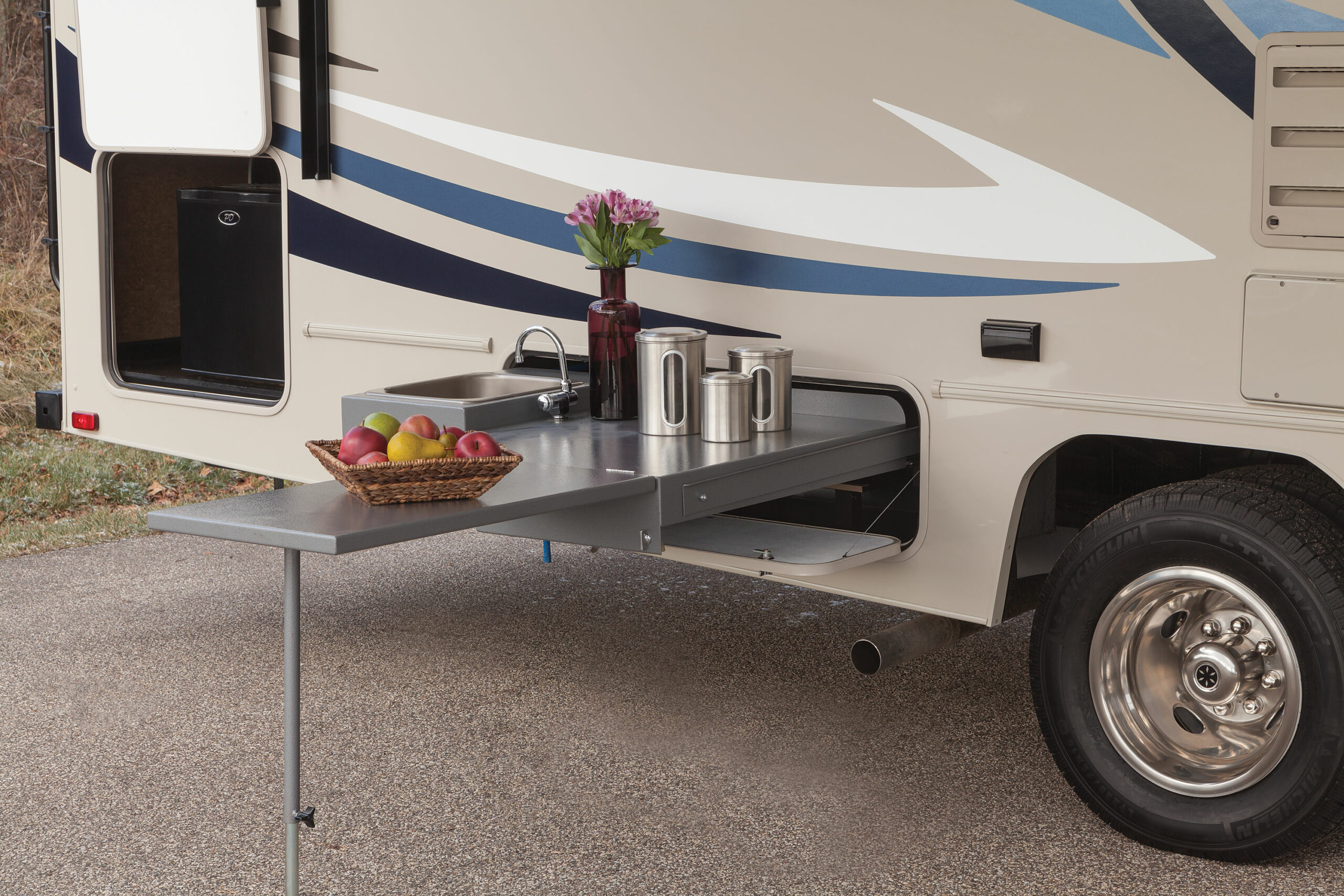 MHC30 motor home travel buitentafel campers canada
