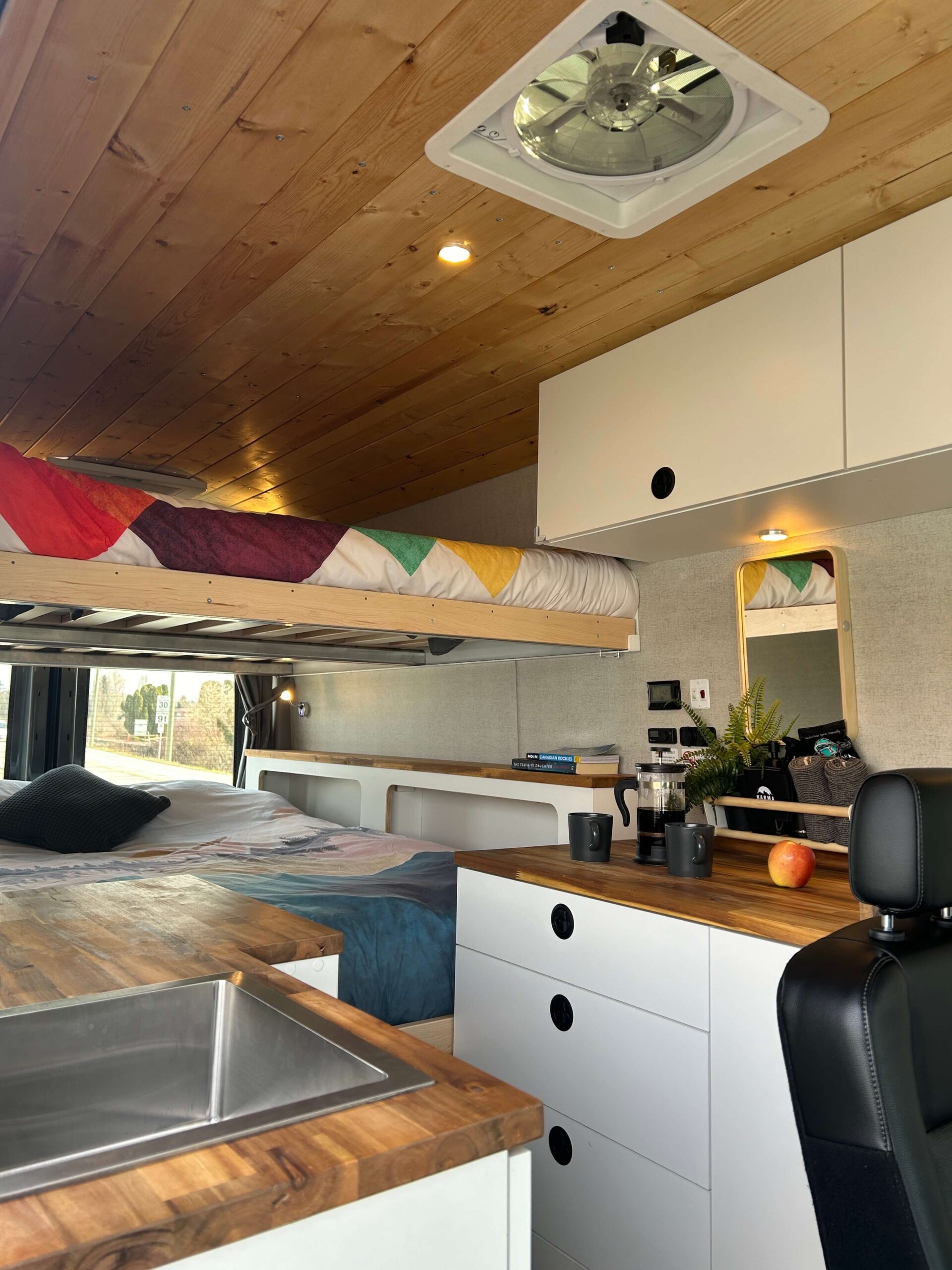 Karma campervans 4 seats keuken en bed | Campers Canada