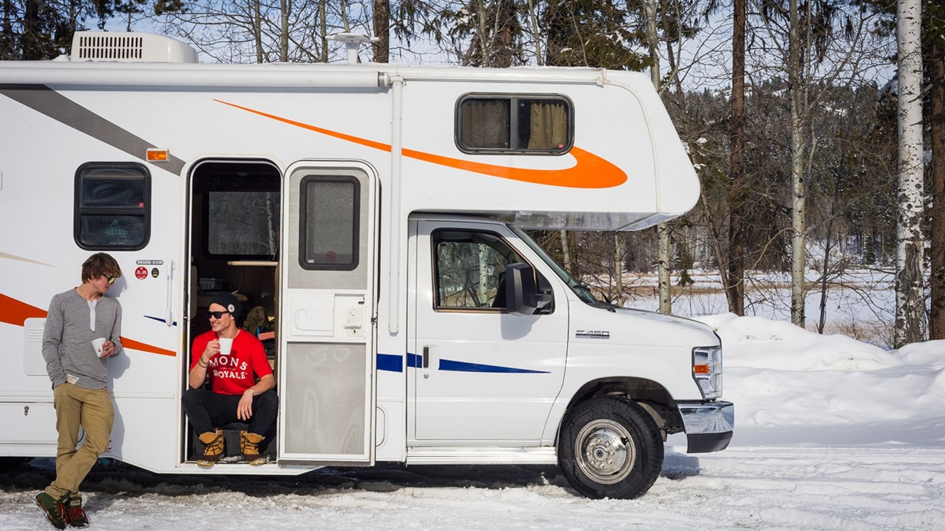 Camper in de sneeuw