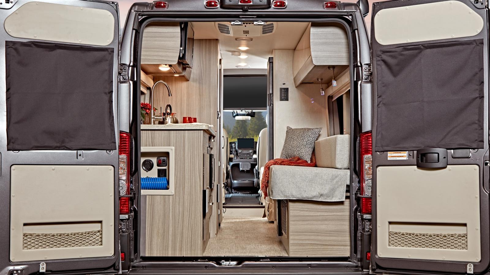 Owasco RV The Beaver Van Jayco Swift huren Canada achterzijde Owasco RV The Beaver Van Jayco Swift huren | Campers Canada