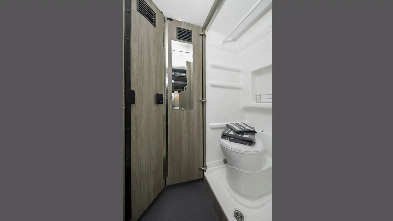 Owasco RV The Beaver Van Winnebago Solis huren | Campers Canada