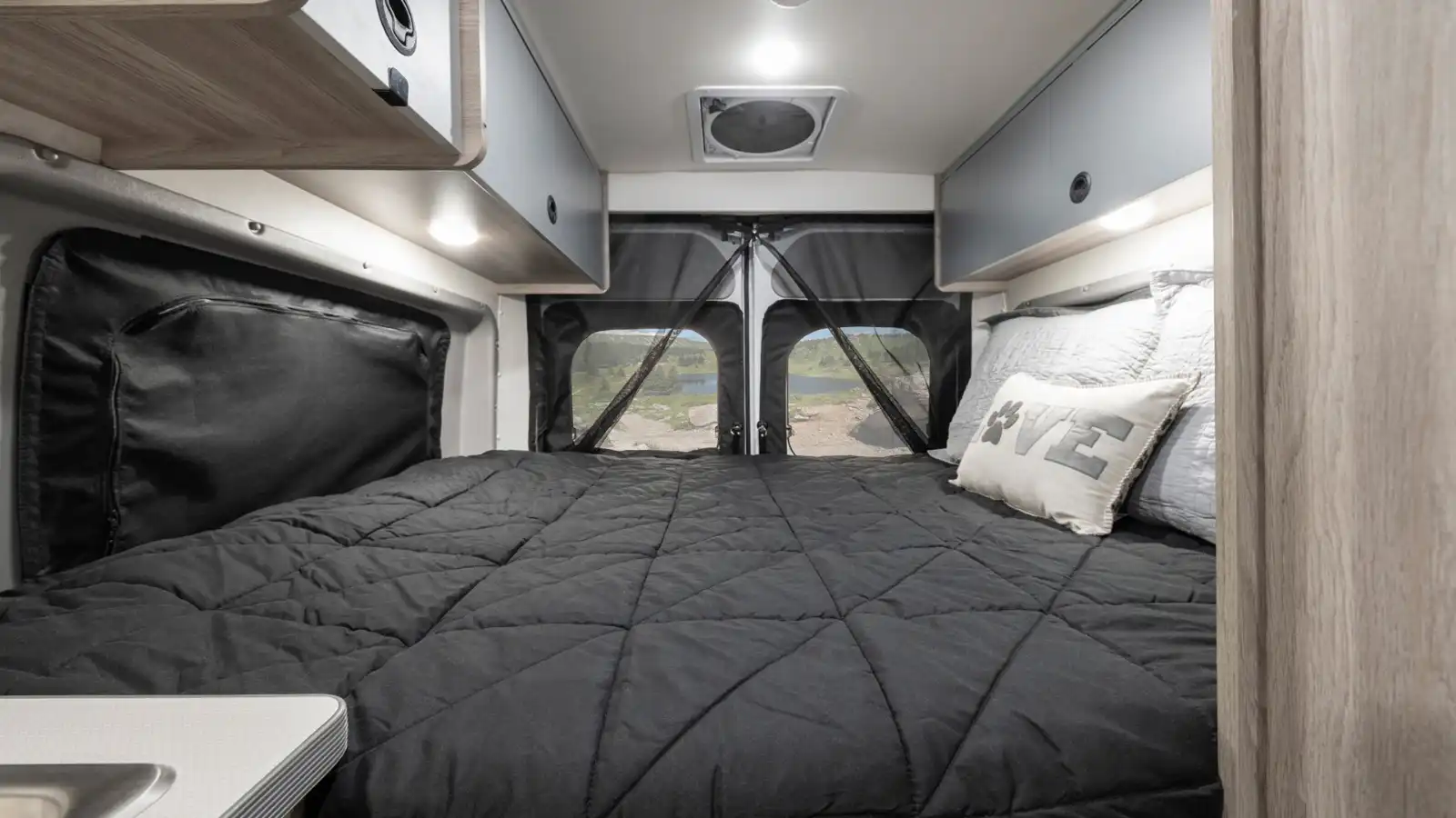 Owasco RV The Beaver Van Winnebago Solis huren | Campers Canada