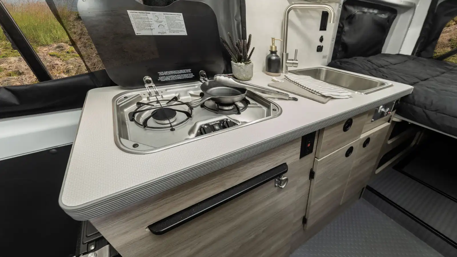 Owasco RV The Beaver Van Winnebago Solis huren | Campers Canada