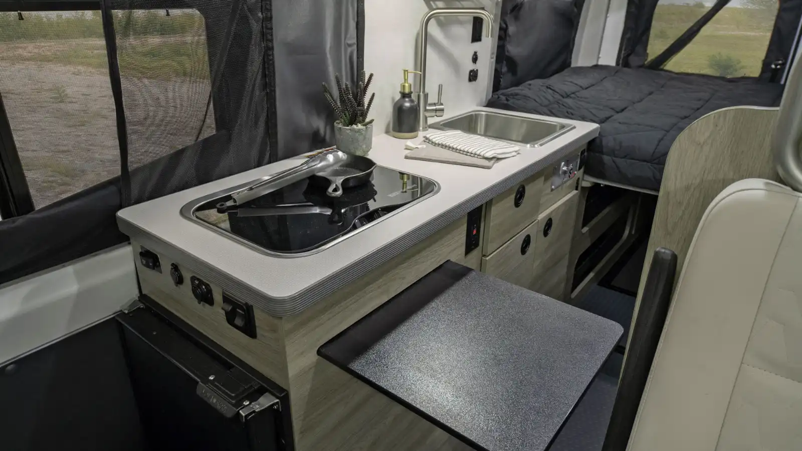 Owasco RV The Beaver Van Winnebago Solis huren | Campers Canada