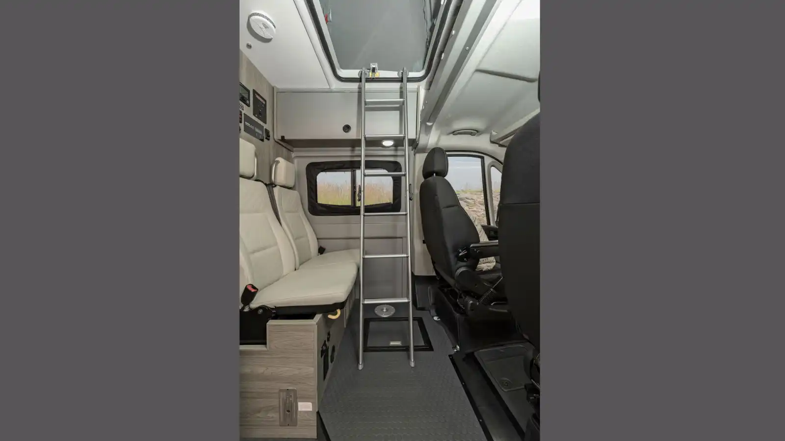 Owasco RV The Beaver Van Winnebago Solis huren | Campers Canada
