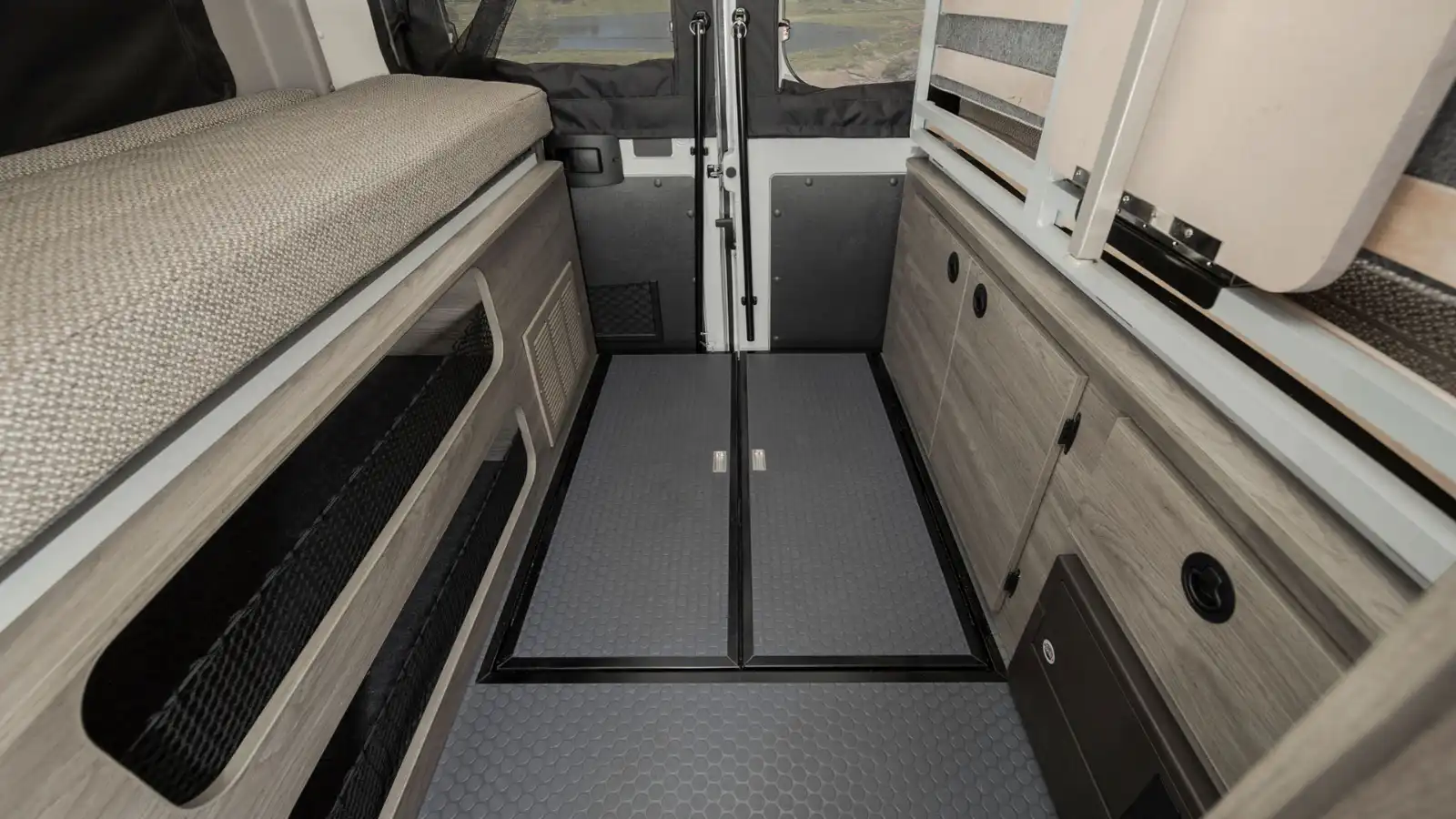Owasco RV The Beaver Van Winnebago Solis huren | Campers Canada
