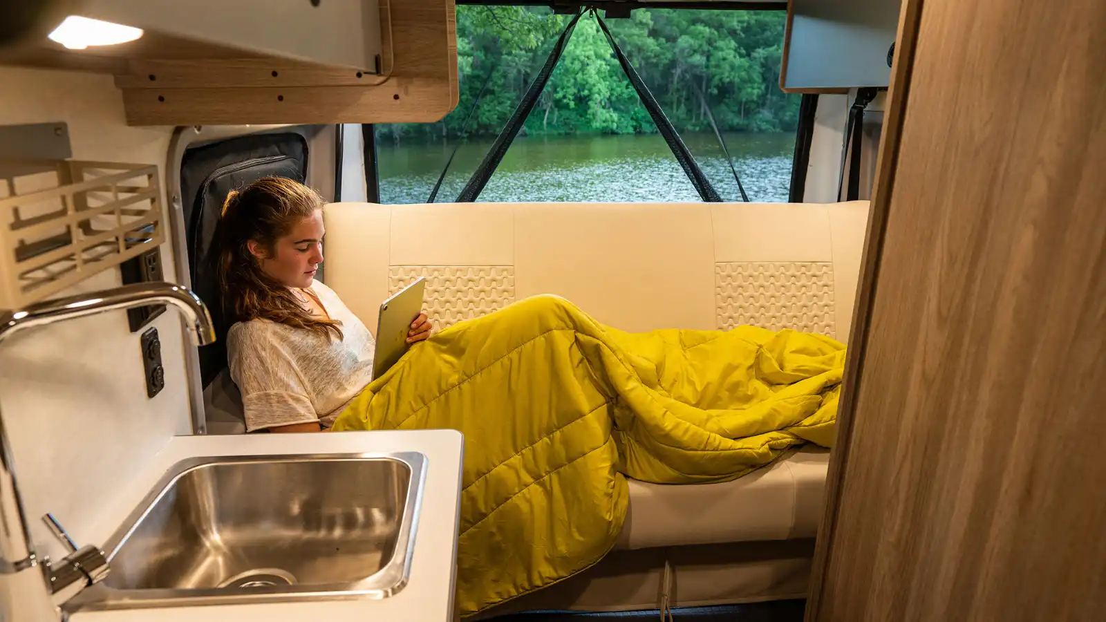 Owasco RV The Beaver Van Winnebago Solis huren | Campers Canada