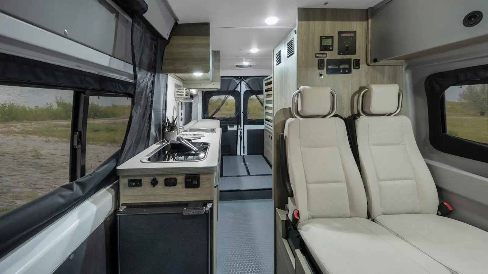 Owasco RV The Beaver Van Winnebago Solis huren | Campers Canada