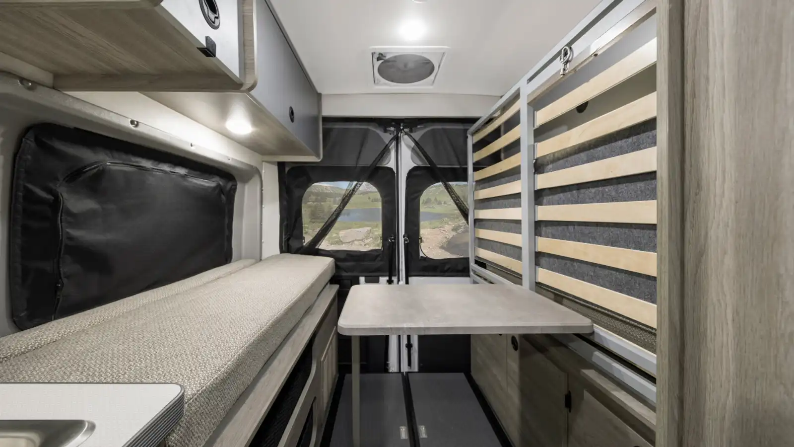 Owasco RV The Beaver Van Winnebago Solis huren | Campers Canada
