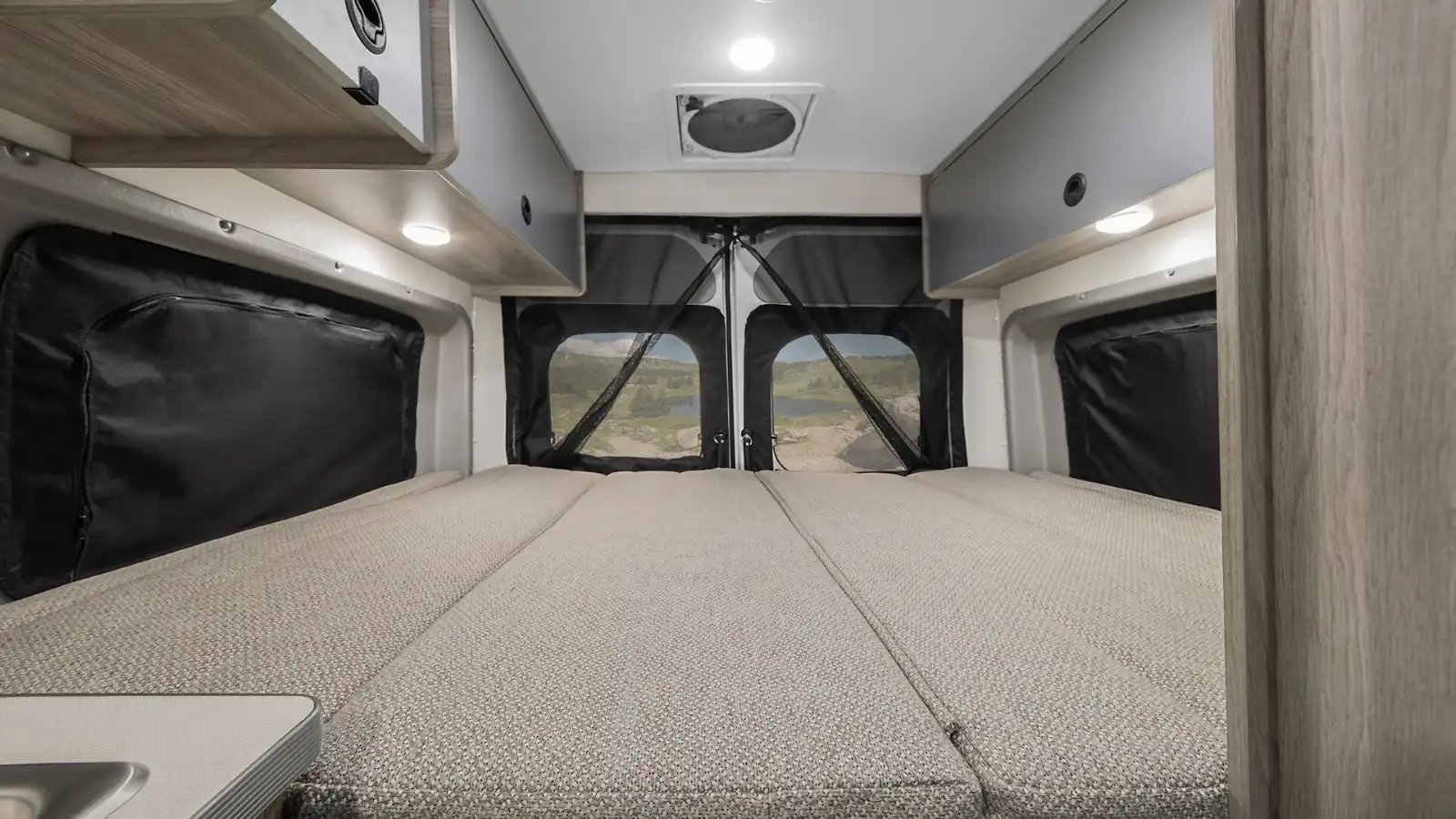 Owasco RV The Beaver Van Winnebago Solis huren | Campers Canada