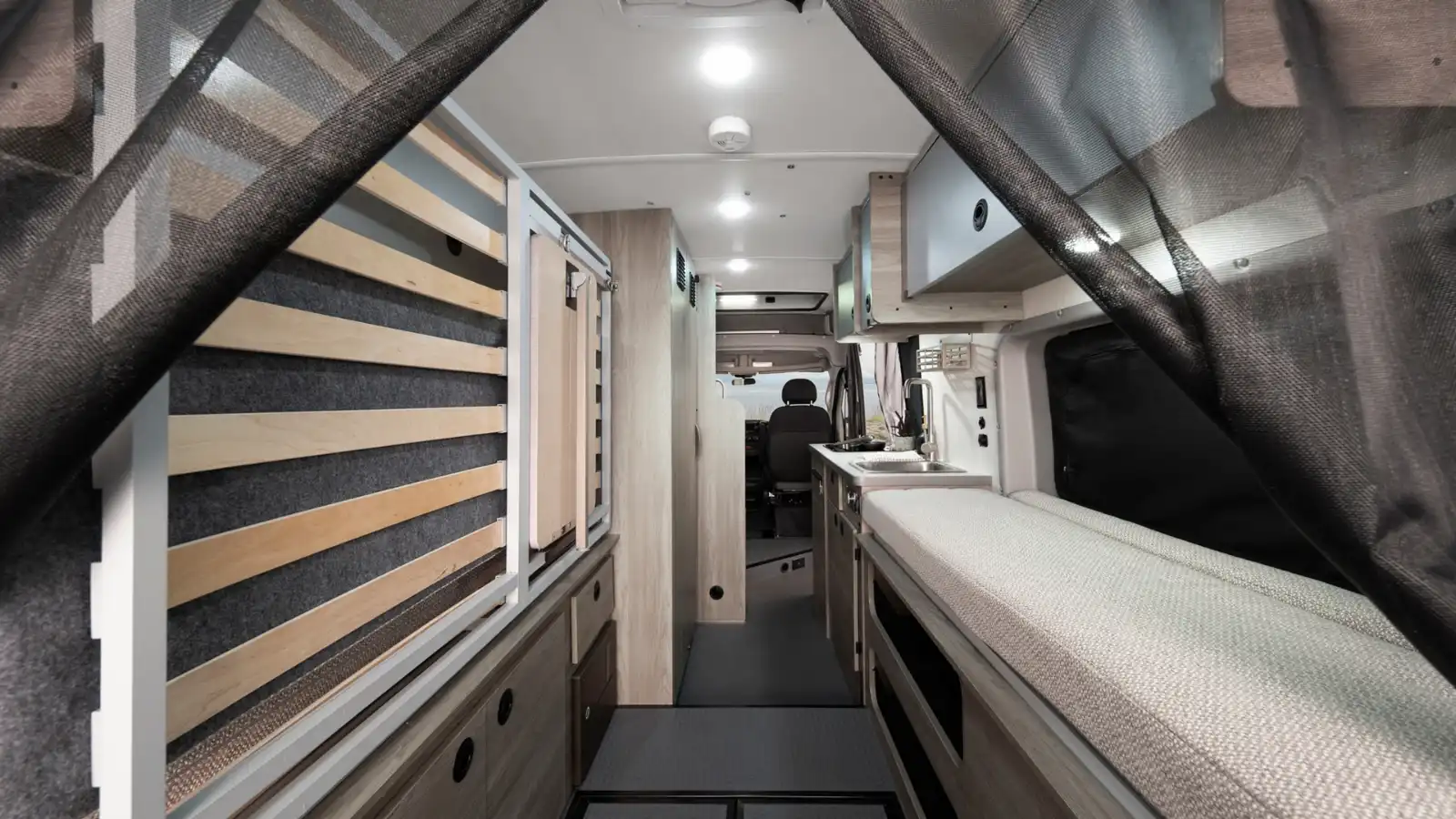 Owasco RV The Beaver Van Winnebago Solis huren | Campers Canada