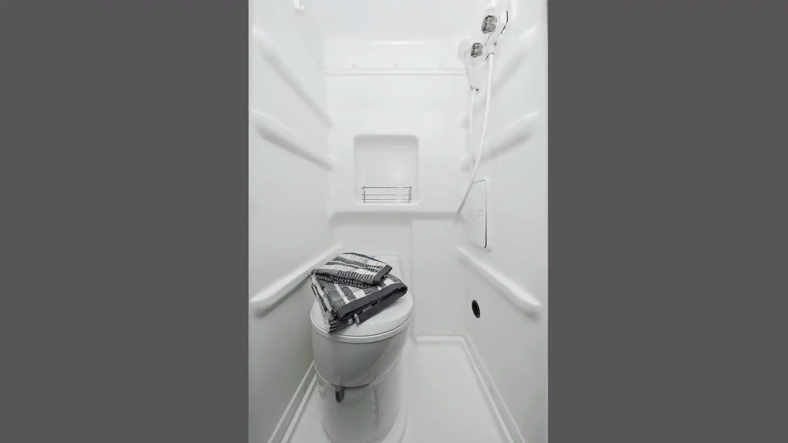 Owasco RV The Beaver Van Winnebago Solis huren | Campers Canada