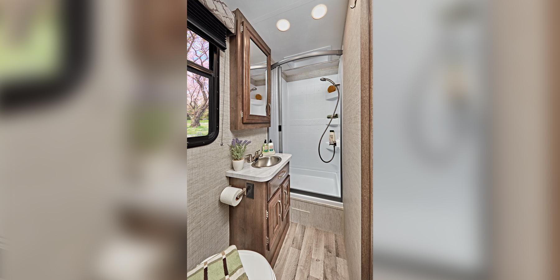 Owasco RV The Deer C24 camper huren | Campers Canada