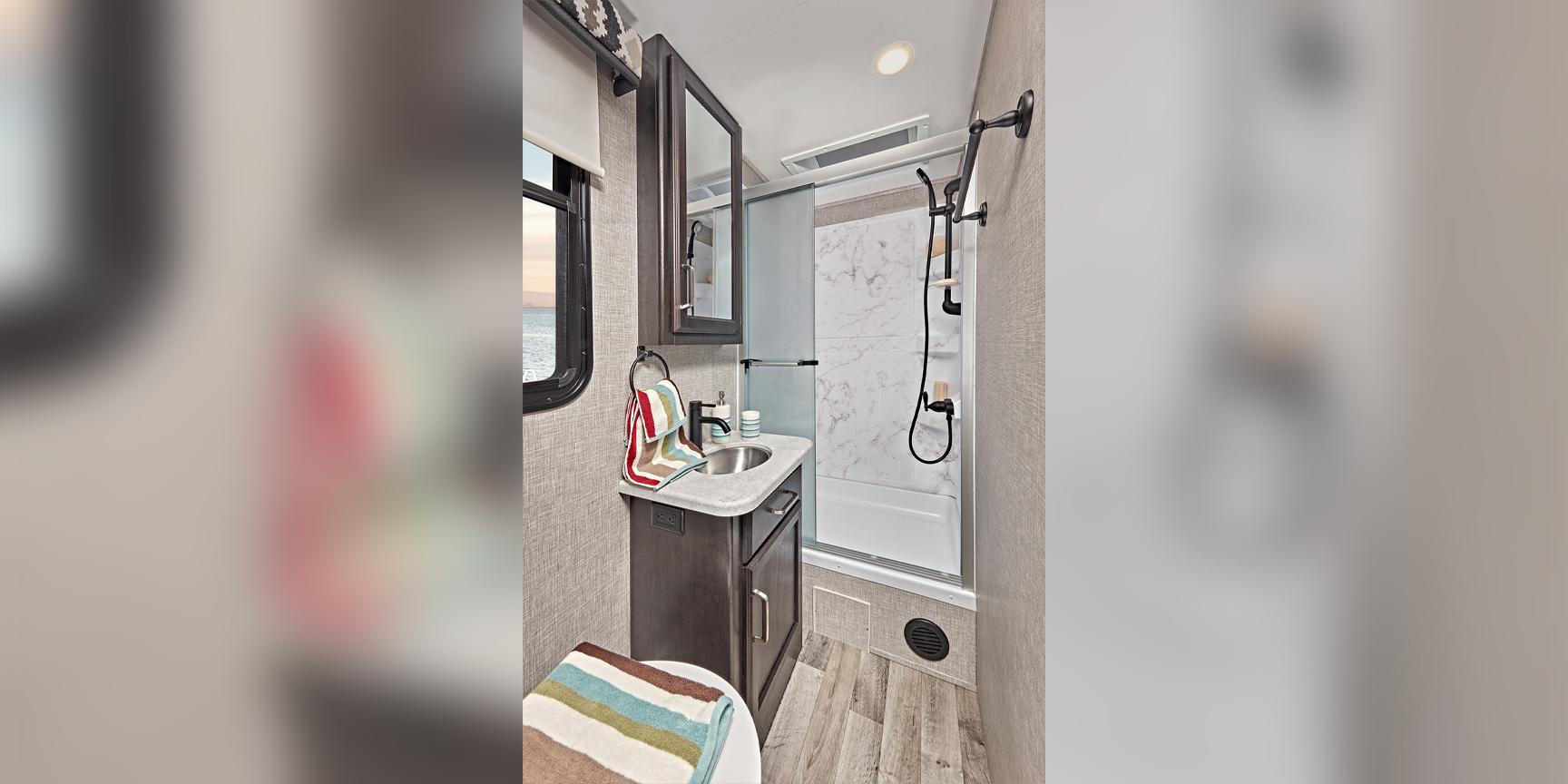 Owasco RV The Grizzly A32 camper huren | Campers Canada