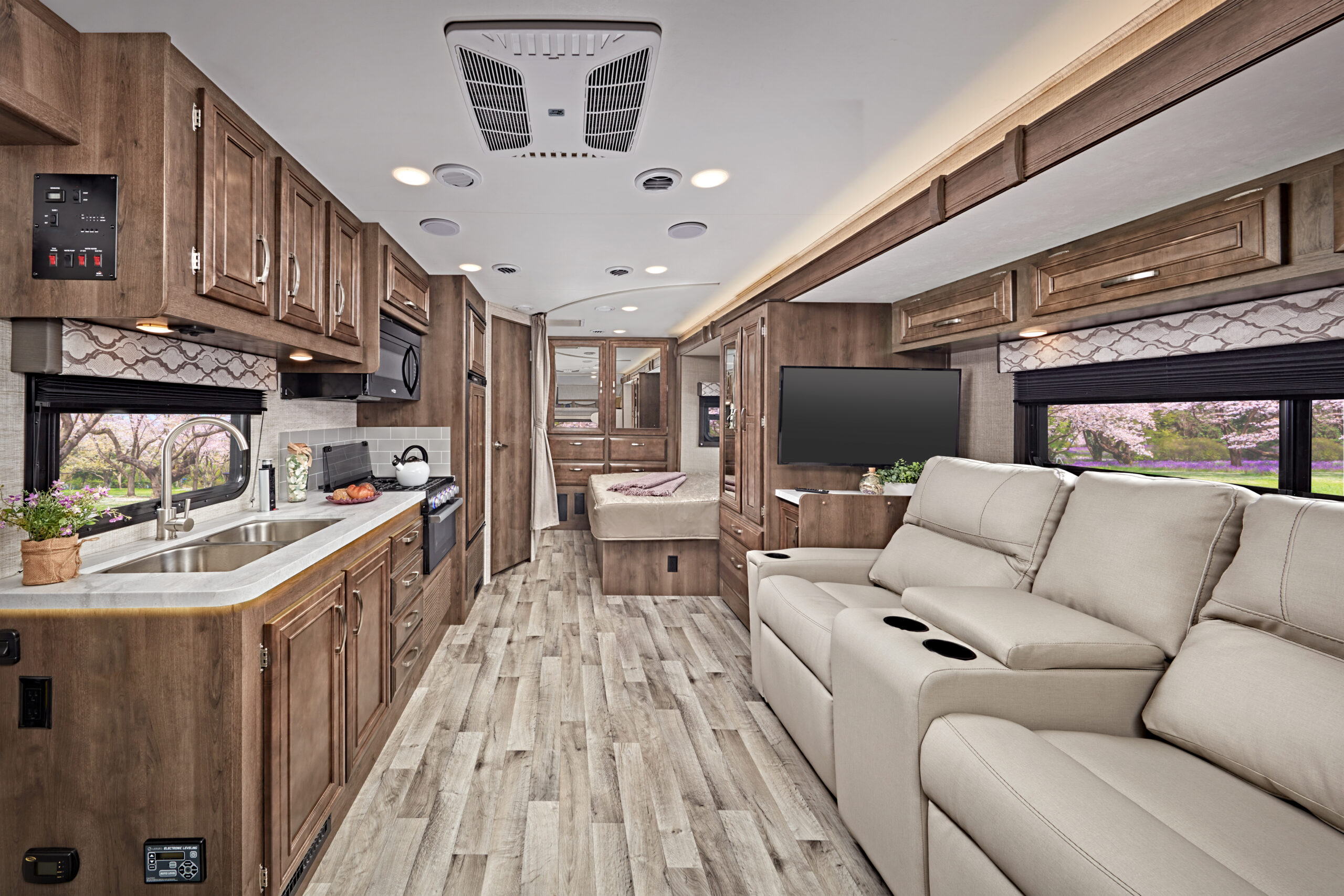 Owasco RV The Moose C30 camper huren | Campers Canada