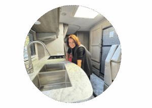 Karin in keuken Fraserway camper | Campers Canada